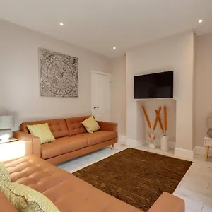 Beautiful, 3 Bedroom Terrace, 2 Minutes Walk From Train Station. Holiday home